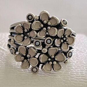 Pandora CHERRY BLOSSOM
BOUQUET Ring ALE 925
Silver Enamel/Pearl Size 7 with box